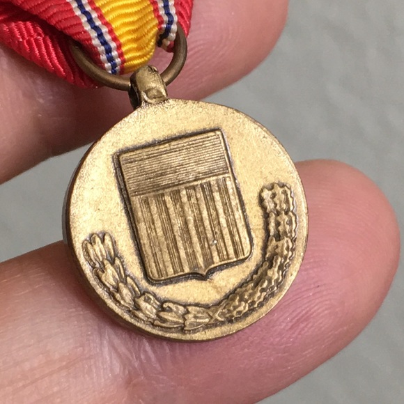 🖤Vtg NATIONAL DEFENSE military medal brooch - Picture 3 of 9